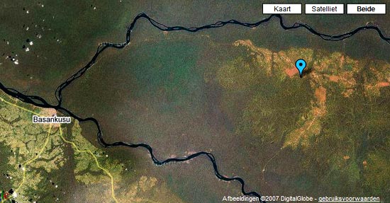 satellietfoto waarop het blauwe pijltje rechts de missiepost van Kodoro aanduidt