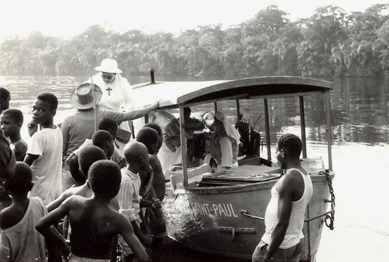 Zr Marie-Joséphine stapt aan land in Kodoro, op 3 januari 1967