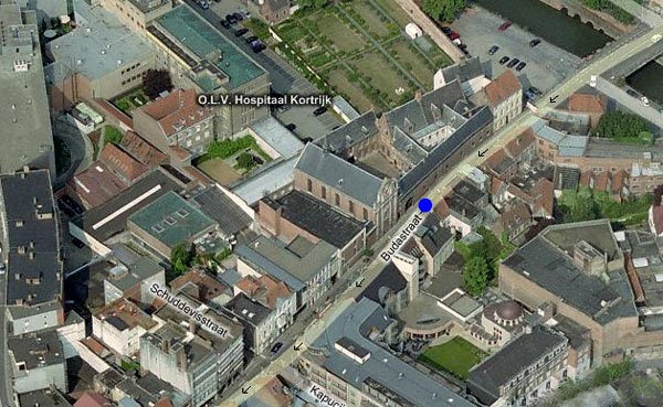 Luchtfoto van het O.L.Vrouwhospitaal in Kortrijk (blauwe stip bij oude voorgevel)