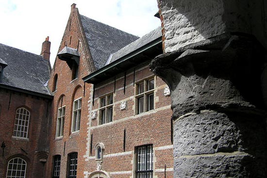 De middeleeuwse vleugel van het O.L.Vrouwhospitaal in Kortrijk