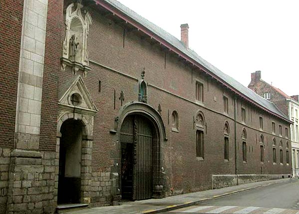 de zijgevel van klooster van het O.L.Vrouwhospitaal in Kortrijk nu