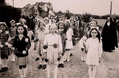 groep schoolmeisjes in de processie met Bunderzuster rechts (1941)