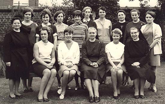 het lerarenkorps schooljaar 1967-68, in het midden vooraan Zr Maria De Groote, directrice van 1965 tot 1982