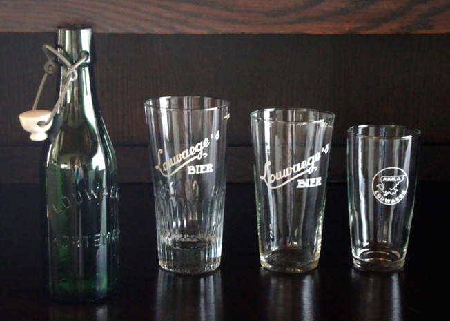 Originele bierglazen en een fles van de brouwerij Louwaege uit Kortemark.