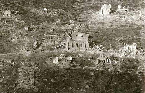 militaire luchtfoto van het volledig platgesmeten kloostercomplex