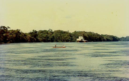 de Lulonga-rivier nabij Mampoko