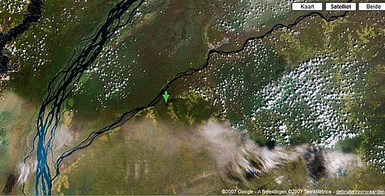 satellietfoto waarop groen pijltje de missiepost van Mampoko aanduidt