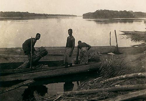 vissers aan de oever van de Lulonga-rivier in Mampoko