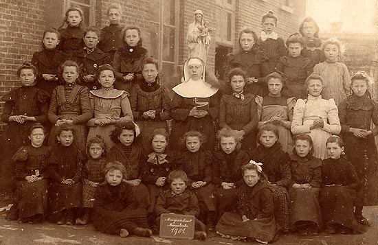 de meisjesklas van moeder overste Clara in 1901