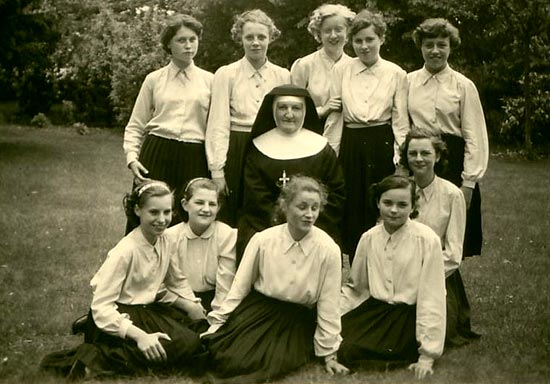 de leerlingen van het 4de jaar Algemeen Onderwijs, met directrice Zr. Marie-Paul (schooljaar 1955-56)