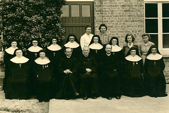 groepsfoto bij de uitgestelde viering van het halfeeuwfeest in 1946