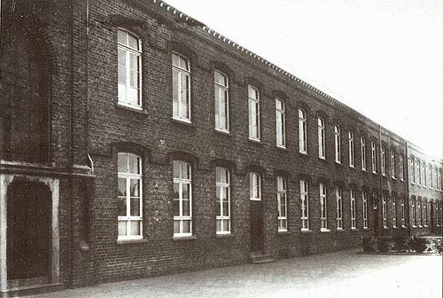 zicht op de achterzijde van de school in 1932