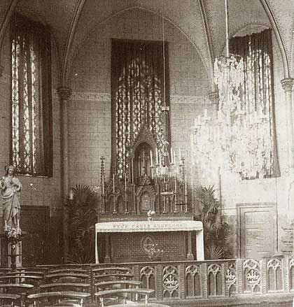binnenzicht van de eerste kapel bij de inwijding (1892)