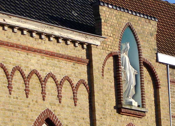 Het beeld van O.L.Vr. Onbevlekt Ontvangen, in een nis aan de zijgevel van het voormalige kloosterfiliaal