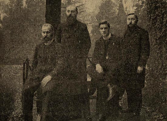 4 van de 7 nieuwe missionarissen die in 1919 vertrekken en het jaar daarop aankomen. vlnr. G. Wantenaar, H. Marjot, F. van der Made en L.Poell.