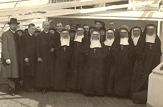 de eerste 5 Zusters van Moorslede bij hun vertrek uit Antwerpen (1926)