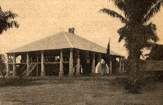 eerste woonhuis van de MillHillers in de hoofdpost Basankusu