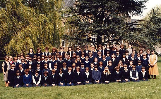 de leerlingen van de Moderne Humaniora (A.S.O.) in 1982 met, helemaal bovenaan rechts, de directrice Zr Lutgart (Noëlla Delbeke)