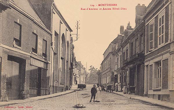 Huizen in de toenmalige Rue d'Amiens, op de plaats waar het St.-Janshospitaal stond. Postkaart, begin 19de eeuw.