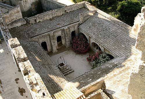 luchtopname van de kruisgang in het klooster van Montmajour