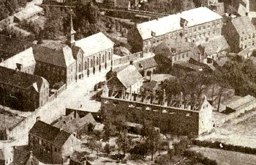 luchtfoto (1914) van Moorslede  met, op de voorgrond, de ruwbouw van de eigen normaalschool