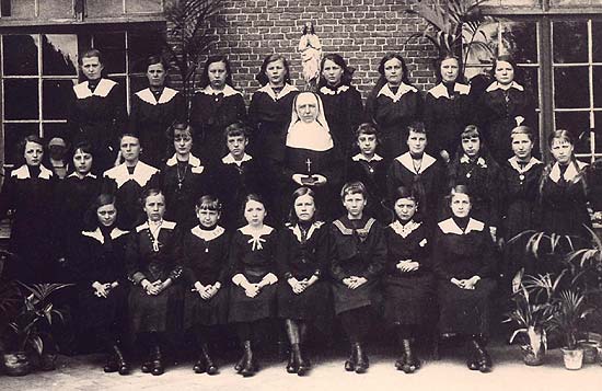 de meisjes van de kostschool in 1918 met Zr Marie-Bernadette in het midden