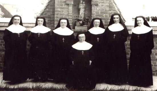 de zusters onderwijzeressen van de huishoudschool (1945)