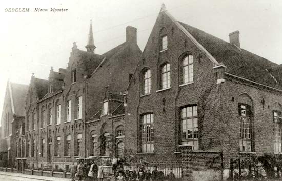 het nieuw klooster in 1919. Alleen het middengedeelte met de trapgevels is nu nog authentiek