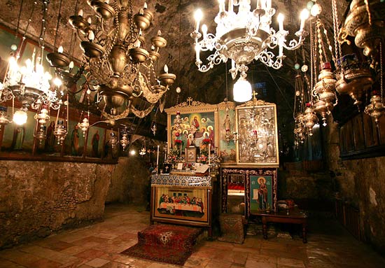 ondergrondse crypte met Armeens altaar naast de ingang van Maria's grafkapel