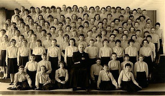 groepsfoto van de kostschoolmeisjes + externen, 1959