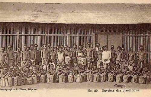 groepsfoto van de werkers op een missie-plantage (1903)