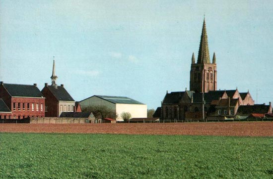 algemeen zicht op het vredige Westhoek-dorp Pollinkhove, met links het vroegere klooster en de school van Ten Bunderen