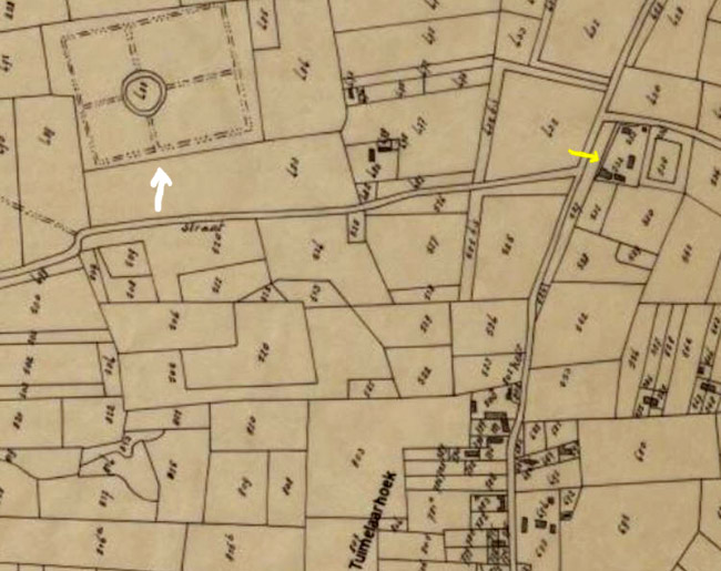 Grondplan van een vermoedelijk Gallo-Romeinse bewoningskern (met rode pijltjes aangeduid) naast de Knaagreepstraat en vlakbij de Gasthuishoeve van Ten Bunderen (bij de gele pijl) op Popp-kadasterkaart