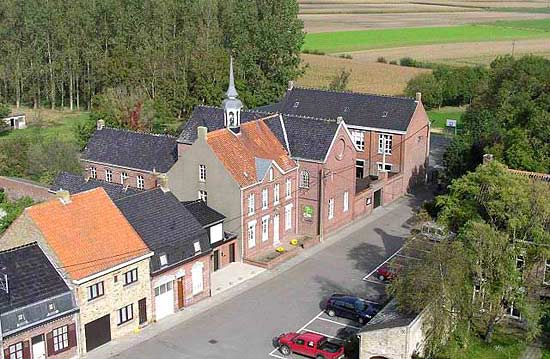 luchtfoto van het klooster en de school in Proven