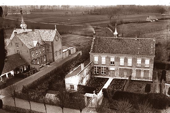 Rechts vooraan de pastorie, links het klooster met de aanpalende meisjesschool. Foto genomen vanaf de kerk in 1911 door René Matton (Bron: Ivan Top)