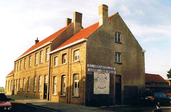 de vroegere zusterschool van Raversijde in de jaren negentig