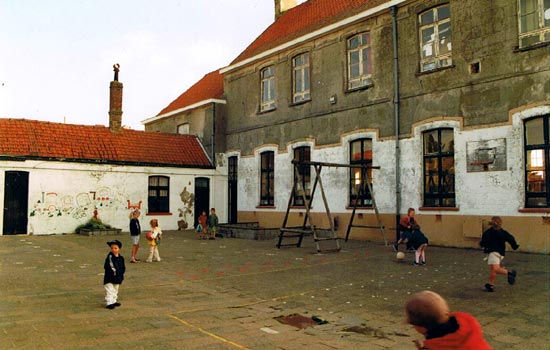 kinderen op de speelplaats van de school in de jaren '90