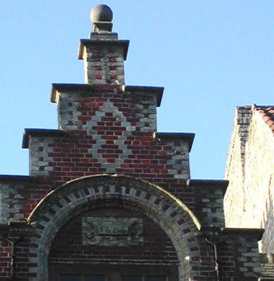 in de top van de rechter-trapgevel staat het bouwjaar 1606 vermeld