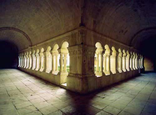 de romaanse kloostergang van de abdij van Senanque