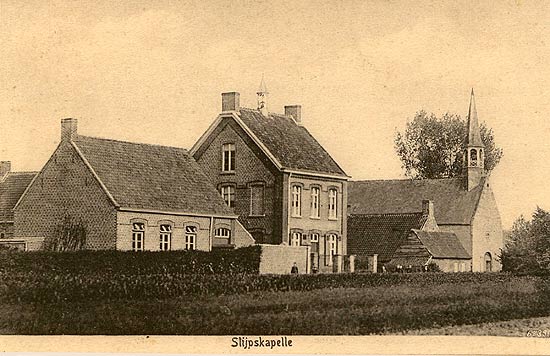 zicht op de school (links), klooster (midden) en kapel van Slyps