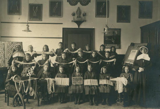 een spellewerkklas met 2 zusters Paulienen (1913)
