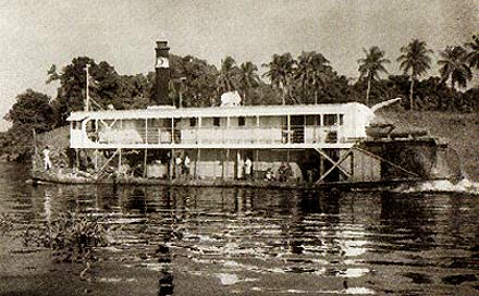 een stoomboot uit de jaren twintig op de Maringa-rivier bij Basankusu