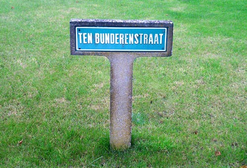 straatnaamplaatje bij de hoek van de Meensesteenweg en de Ten Bunderenstraat