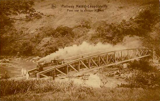 de trein rijdend over een brug tussen Matadi en Leopoldstad