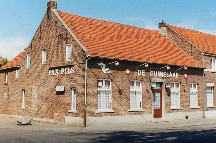Het stamlokaal De Tuimelaar van de duivensportliefhebbers in het Limburgse Ophoven (Kinrooi).
