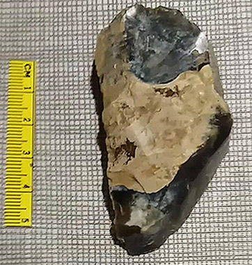 Paleolithische schrabber in vuursteen. Ca. 35.000 jaar oud.