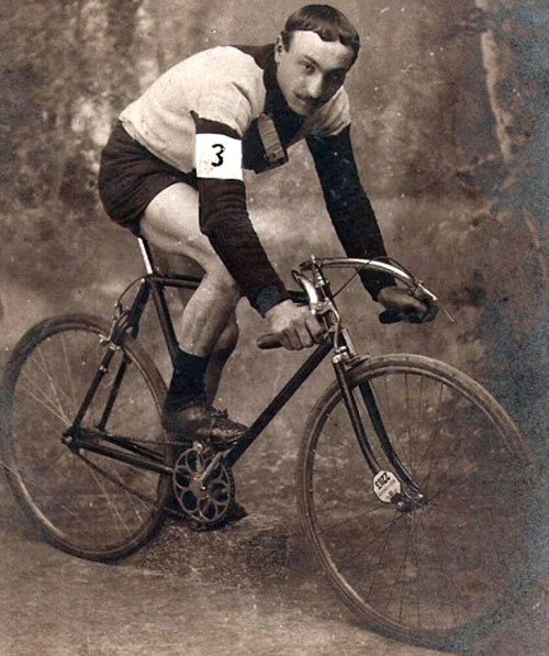 Cyriel Vanhauwaert na zijn overwinning in de wielerklassieker Bordeaux-Parijs in 1907