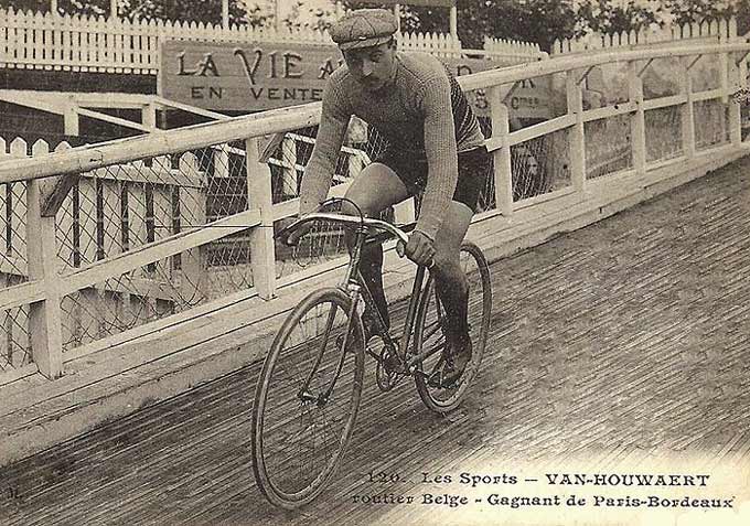Cyriel Vanhauwaert na zijn 1ste plaats in de kasseienklassieker Parijs-Roubaix in 1908