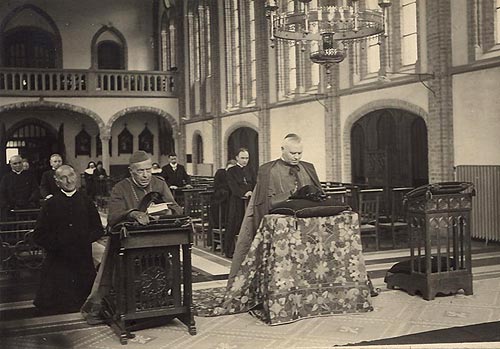 kard. Van Roey (r.), bisschop Waffelaert (midden) en directeur Verhelst (l.)