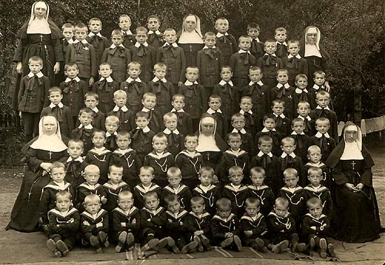 6 zusters van Westouter in de schoolkolonie 'La Volière' van Varengeville-sur-Mer